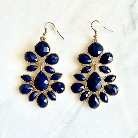 Royal Blue acrylic faceted and gold-tone chandelier raindrop earrings. - Picture 5 of 5